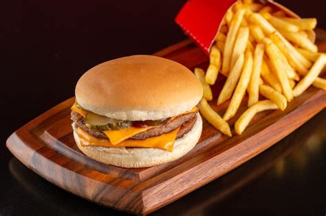 Delicioso Hambúrguer Com Queijo Cheddar Com Batatas Fritas Foto Premium