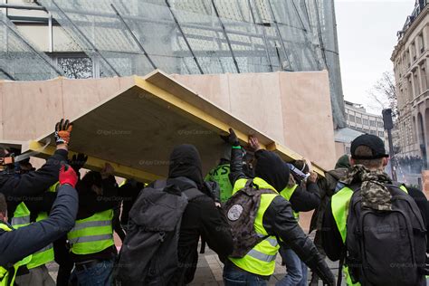 Gilets Jaunes Demonstration Champs Elysees Paris Nigel Dickinson