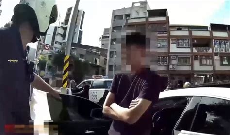 影 超瞎！19歲賓士男開車吸笑氣 恣意睡著車逆向停路中 中天新聞網