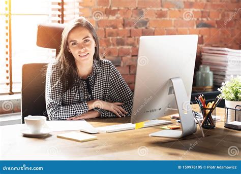 Mujer Trabajando Con Computadora En La Oficina Imagen De Archivo Imagen De Persona Adulto