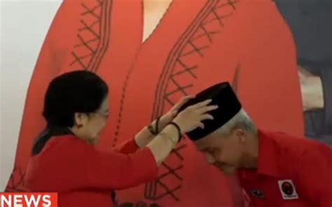 Ini Makna Kopiah Yang Dipasangkan Megawati Ke Ganjar Pranowo Saat