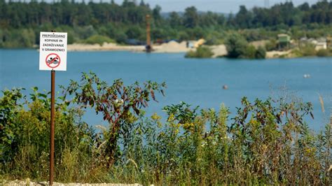 V Vodi Gramoznice Green Lake Nevarne Bakterije In Toksini