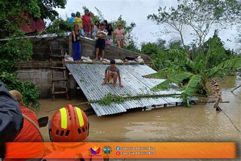 PCG Transports About 9 000 Relief Boxes For Kristine Victims In Bicol