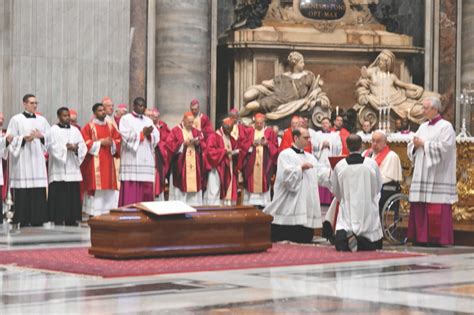 La missione del cardinale Cordes con il laicato e per la carità L