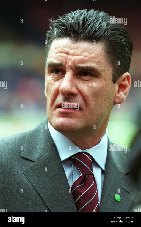 JOHN GREGORY ASTON VILLA FC MANAGER 20 May 2000 Stock Photo - Alamy