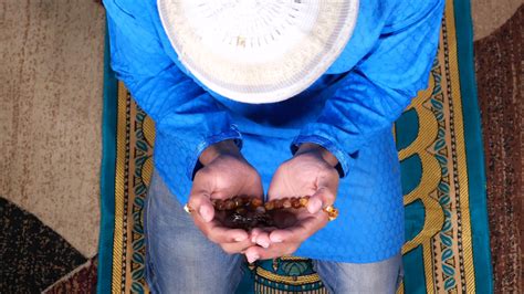 muslim man praying during ramadan 21546989 Stock Video at Vecteezy