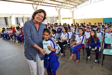 Alunos da rede municipal recebem gibis de combate à dengue Prefeitura