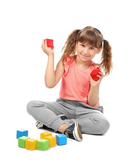 Linda Chica Divertida Jugando Con Cubos Sobre Fondo Blanco Foto Premium