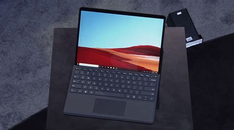 Microsoft Surface Pro X tablet z ARM i nowym piórem chowanym w okładce