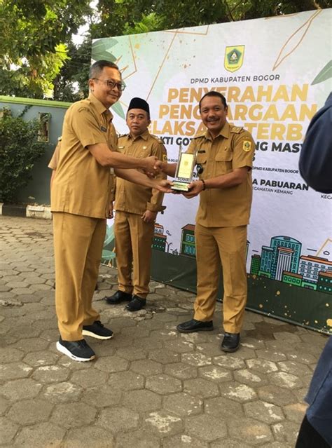 Penyerahan Penghargaan Pelaksana Terbaik Bulan Bhakti Gotong Royong