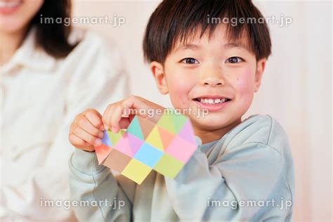 制作をする日本人の親子の写真素材 [258249119] イメージマート