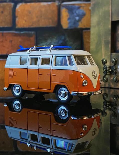 Miniatura Colecionável Carro de Fricção Kombi Prancha De Surf 1963