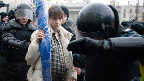 Russland Gericht Verurteilt Pussy Riot Mitglieder Zu Je Zwei Jahren Haft Zeit Online