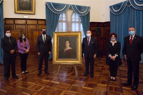 El retrato de Manuela Cañizares ocupa ahora un lugar en el salón de los