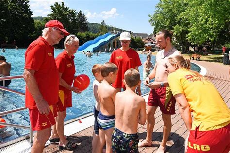 DLRG sensibilisiert in Freiburger Freibad für Sicherheit im Wasser St