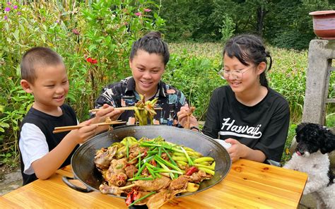 今天下小雨了，欧妹做个广菜炖肥鸭，一大锅又香又辣三人吃到饱 欧妹呀 欧妹呀 哔哩哔哩视频