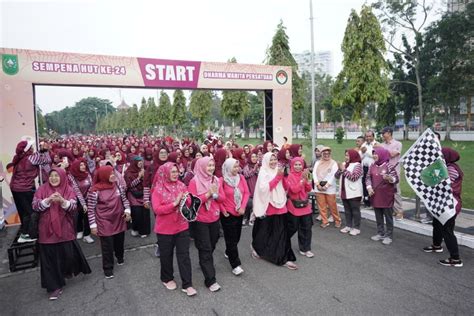 Peringatan HUT Ke 23 Dharma Wanita Persatuan Riau Gelar Jalan Santai