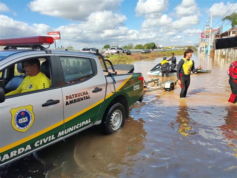 VÍDEOS Equipes de Niterói reforçam resgates no Rio Grande do Sul