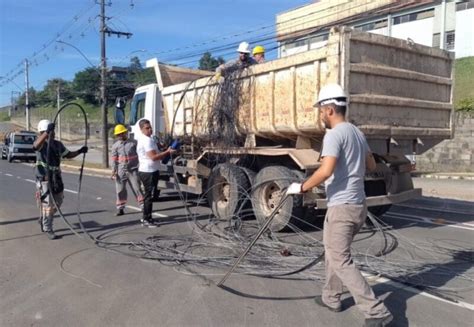 Farroupilha realiza novo mutirão para retirada de fios irregulares