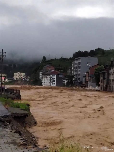 重庆13个区县出现暴雨，主城中心城区涨水，重庆发布今夏首个洪水预警！龙潭