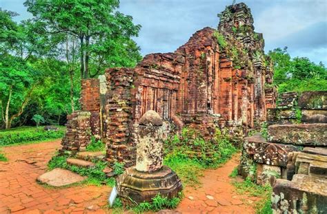 Ruinas de un templo hindú en el Santuario de My Son patrimonio mundial