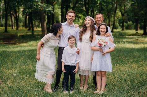 Una Familia De Cuatro Est Parada En Un Campo Con Sus Padres Y La