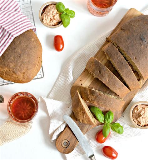 Rezept Basilikum Brot mit Tomaten Käse Dip zum Grillen Werbung