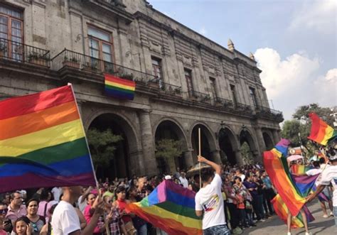 Un exdiplomático de Singapur llama a la comunidad gay a desafiar la prohibición a las relaciones