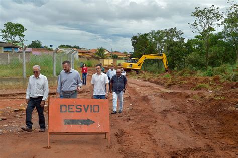 Prefeito vistoria obras de pavimentação no setor Solar Central Park em