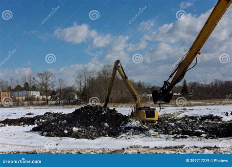 Equipo Pesado De Construcción Durante La Excavación En Construcción En