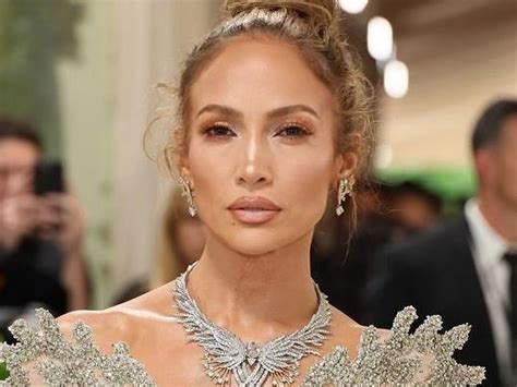 Jennifer Lopez denuncia alteración de su cara con inteligencia