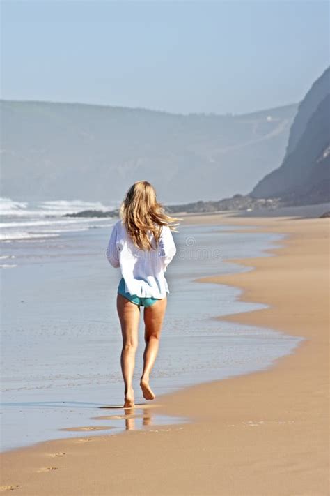 Jeune Femme Blonde Courant à La Plage Photo stock Image du énergie plage