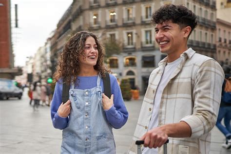 Un Grupo De Amigos Ilusionados De Diferentes Culturas Ri Ndose Y