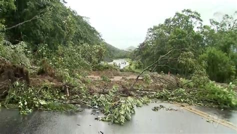 JT2 Quedas De Barreiras Deixam A Rodovia Mogi Bertioga Bloqueada TV