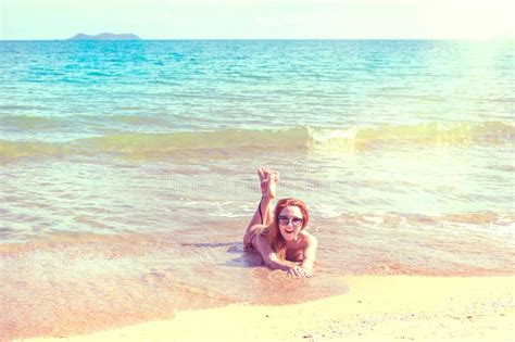 Muchacha Hermosa En El Bikini Que Presenta En Una Playa Abandonada Arena Blanca Mar De La