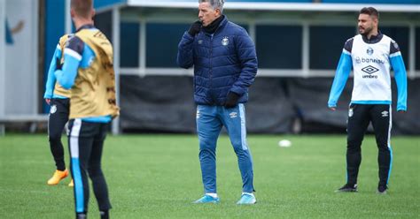 Renato Gaúcho no comando Grêmio faz treino tático no campo de olho