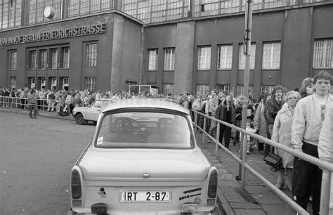 DDR Fotoarchiv Berlin Andrang am Grenzübergang S Bahnhof