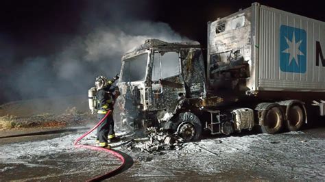 Fogo destrói cabine de carreta no Contorno Norte Rádio 96 FM