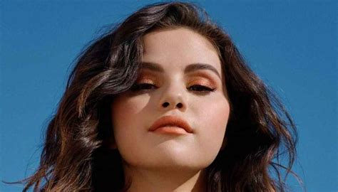 Selena Gomez luce increíble en nueva y atrevida foto de maquillaje