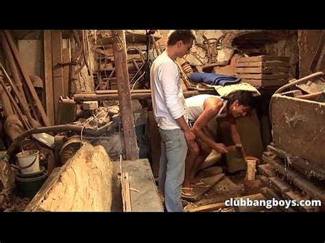 Chicos de granja lamen pollas y follan en un almacén abandonado XVIDEOS