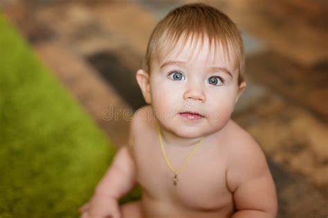 Het Zeer Leuke Blonde Van De Babyjongen Zit Naakt Op Een Gekleurde