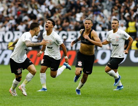 Corinthians acerta renovação volante eleito craque da Copinha 2024