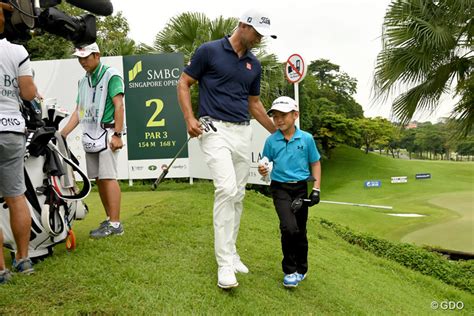 画像詳細 2017年 Smbcシンガポールオープン 2日目 ファンサービス 試合中のプロに挑戦！9歳アマが“あわや”の一打 【2017年