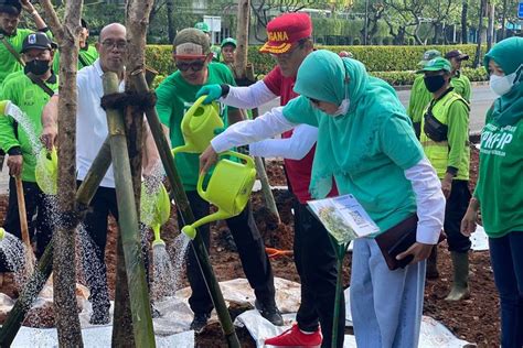 Foto Ikuti Arahan Heru Budi Pemkot Jakpus Tanam 105 Pohon Tabebuya