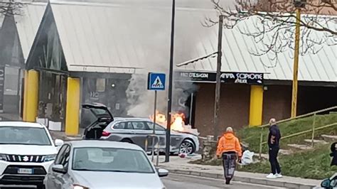 L Aquila Automobile In Fiamme Lungo Via Della Croce Rossa Vigili Del