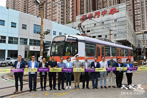 復刻輕鐵現身兆康站 鐵路迷湧至拍照留影｜大紀元時報 香港｜獨立敢言的良心媒體