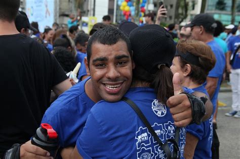 Abril Azul Caminhada Na Orla De Santos Conscientiza Sobre O Autismo