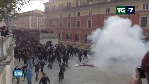 Tensione A Bologna Scontri Tra Antagonisti E Forze Dell Ordine Per Un