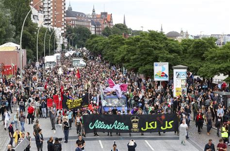 Tausende Tanzen Friedlich Auf Demo