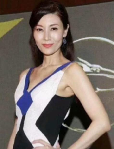 48岁李嘉欣出席活动被俯拍，好身材更是暴露无遗！